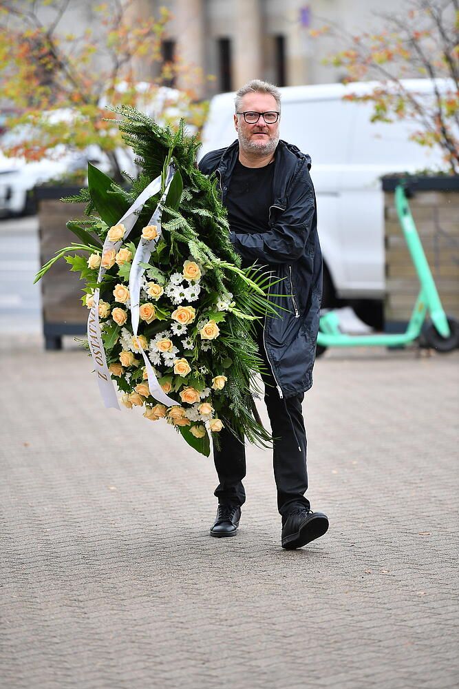 Krzysztof Banaszyk pogrzeb, wieniec od córki, dzieci lektora, zdjęcia z pogrzebu