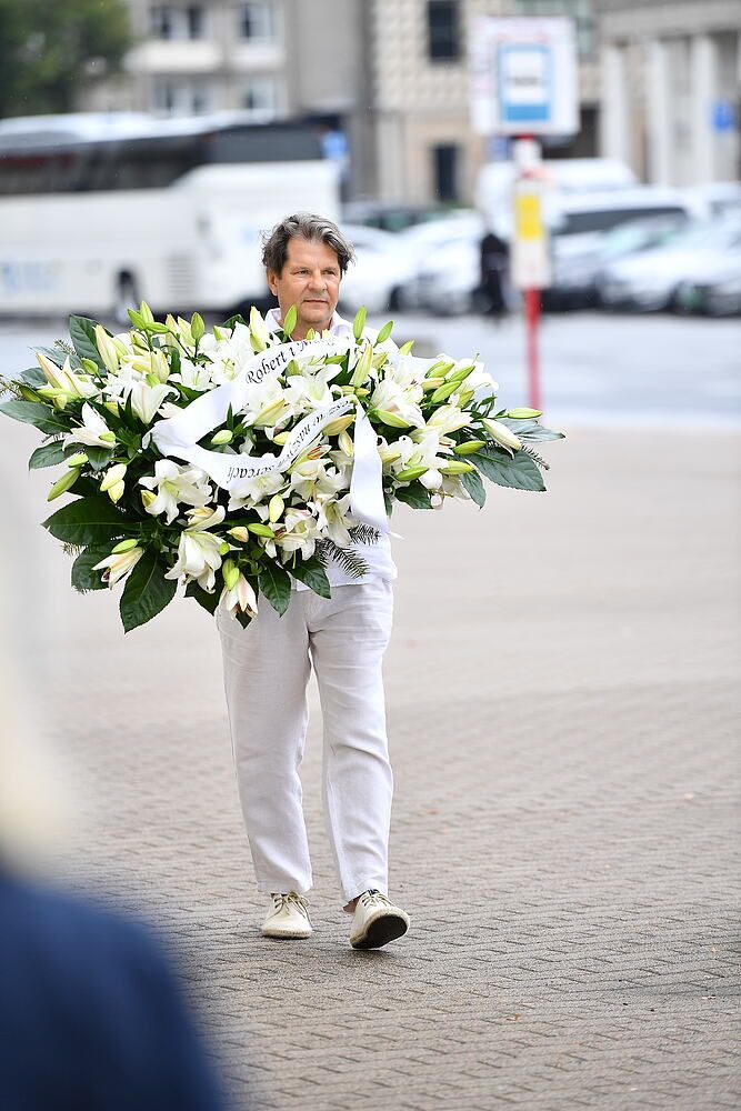 Krzysztof Banaszyk pogrzeb, wieniec od córki, dzieci lektora, zdjęcia z pogrzebu