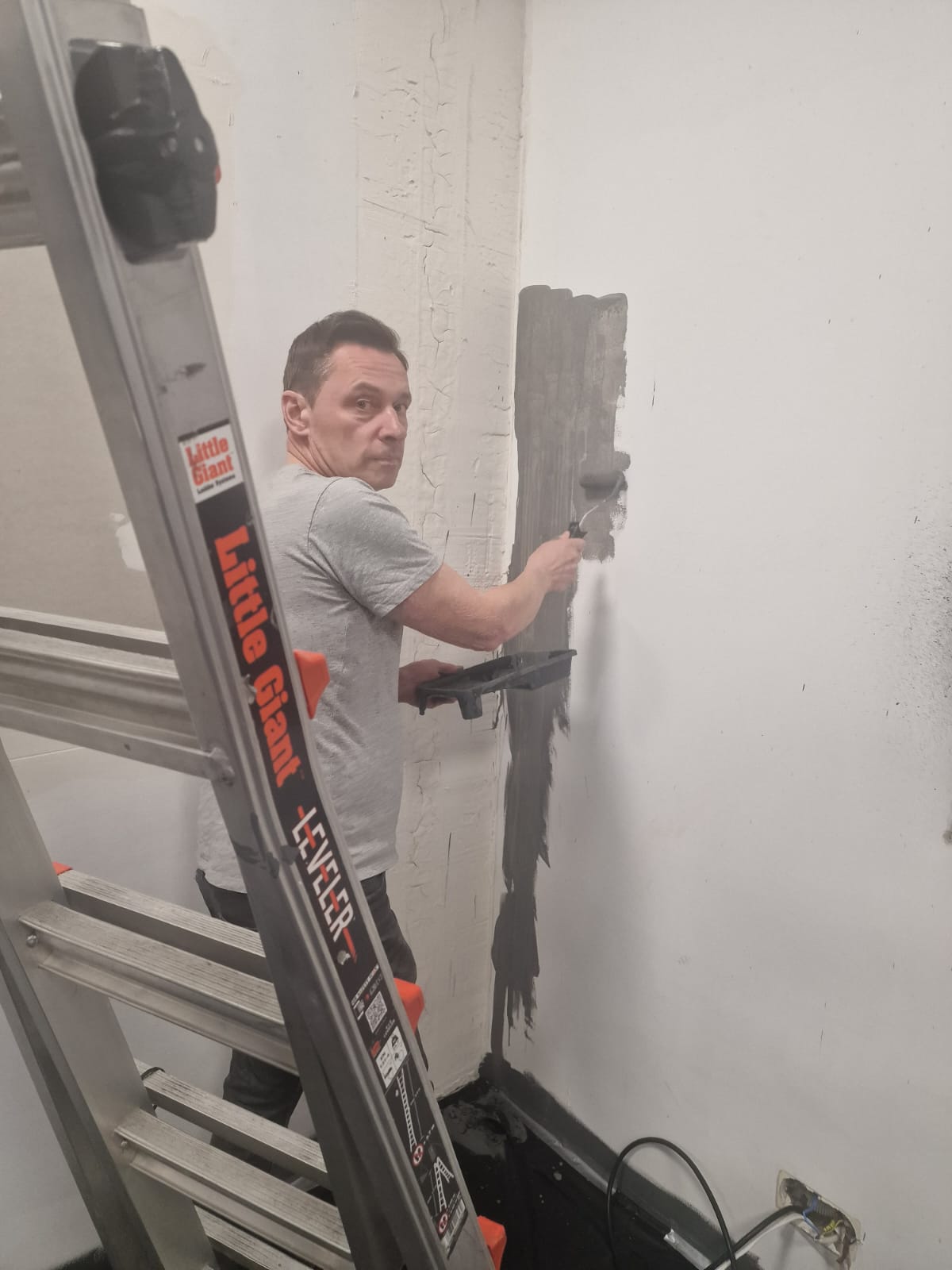 Krzysztof Ziemiec, zwolnienie z TVP, nowa praca w Irlandii, malowanie ścian, zdjęcie