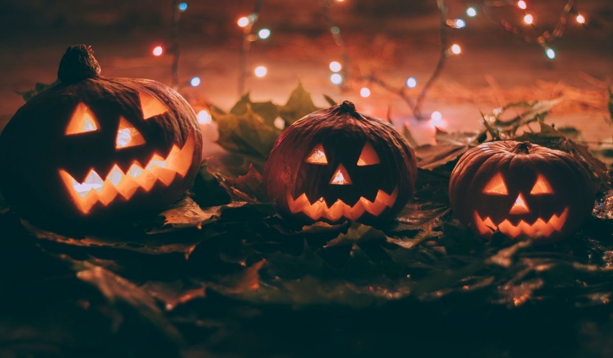 Ksiądz postanowił rozprawić się z Halloween na własną rękę, fot. Canva/Yuliya Kashirina, Getty Images