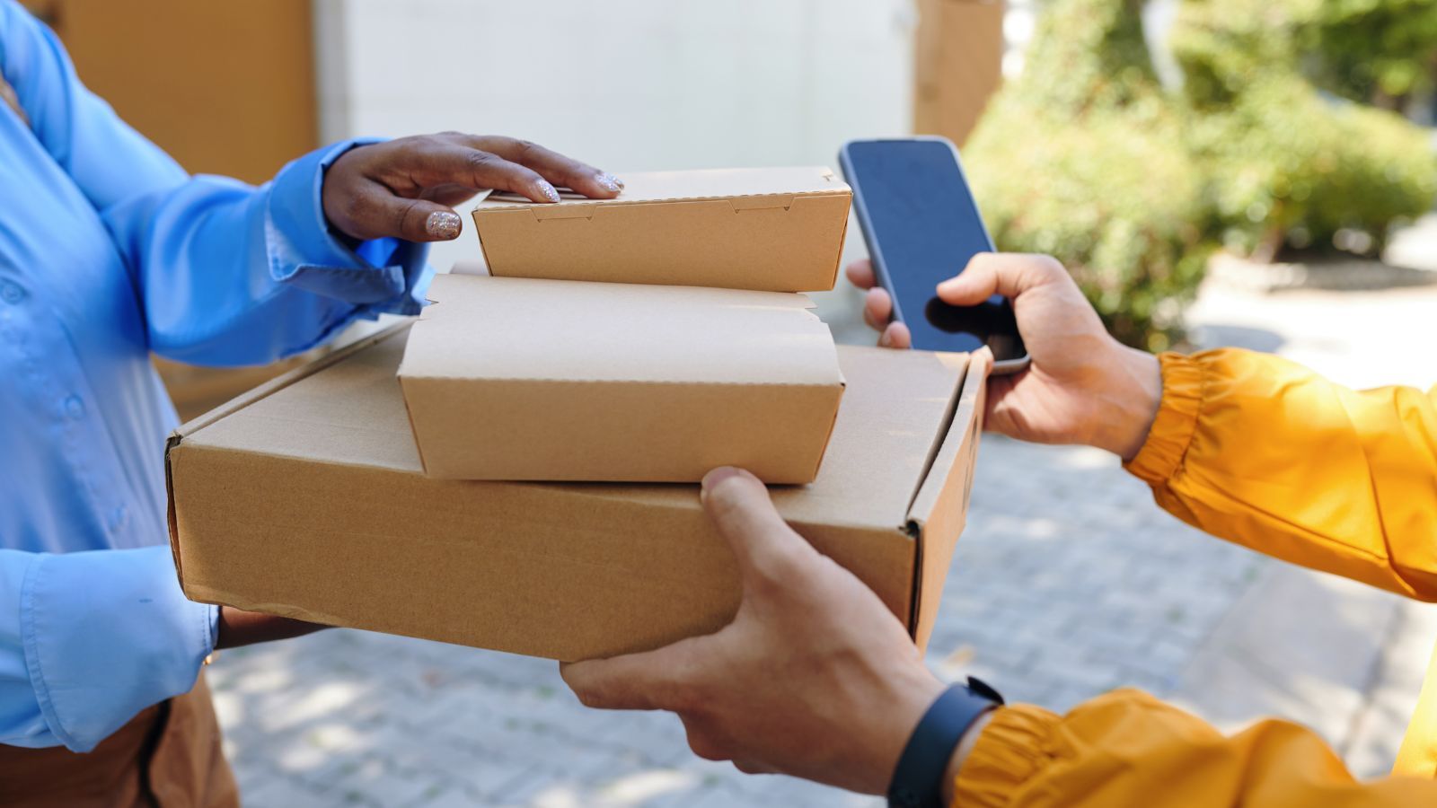 Tyle zarabia kurier. Ta kwota to nie żart, w tej firmie płacą najwięcej