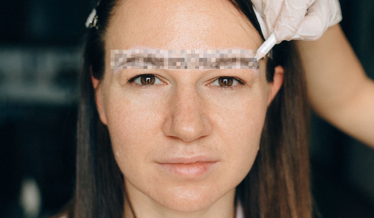 Poszła do kosmetyczki na laminację brwi, fot. Pexels/Nataliya Vaitkevich
