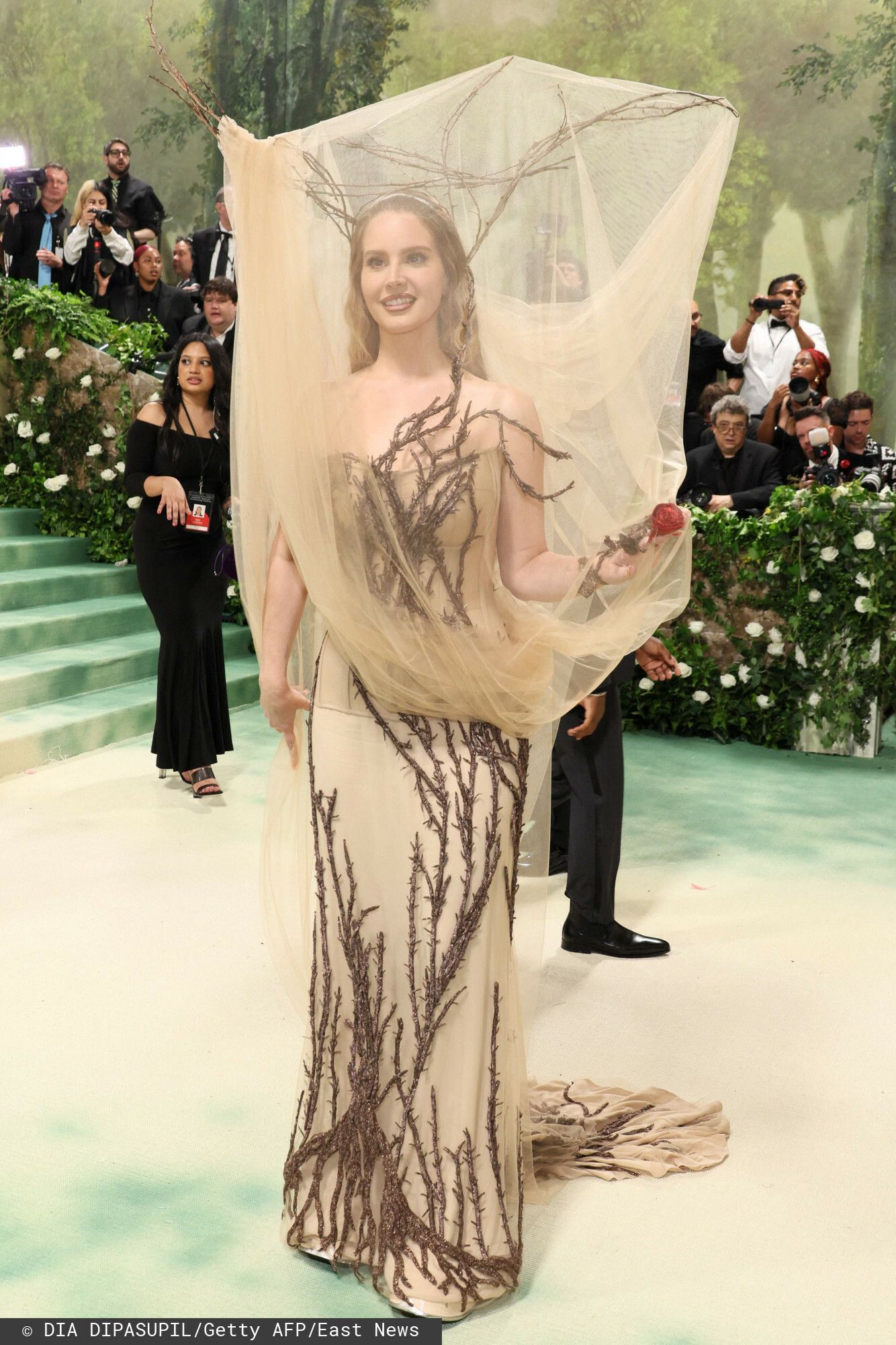 Lana Del Rey – MET Gala 2024 (kreacja: Alexander McQueen)