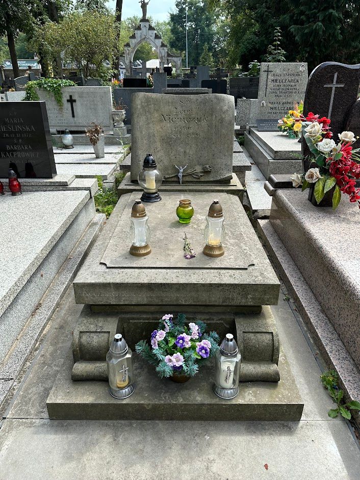 Leon Niemczyk grób.jpg