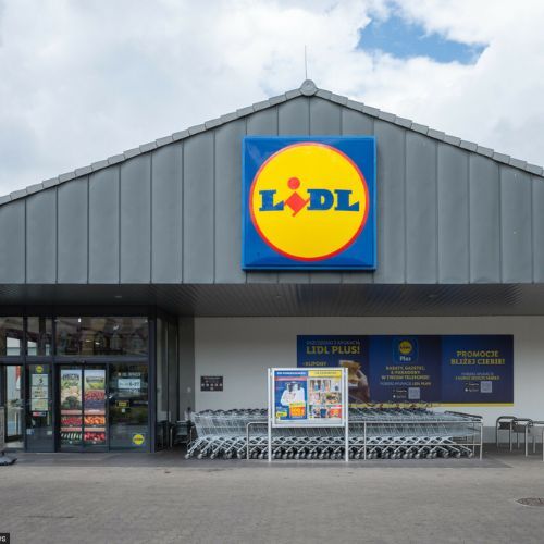 Sklep Lidl widoczny z zewnątrz