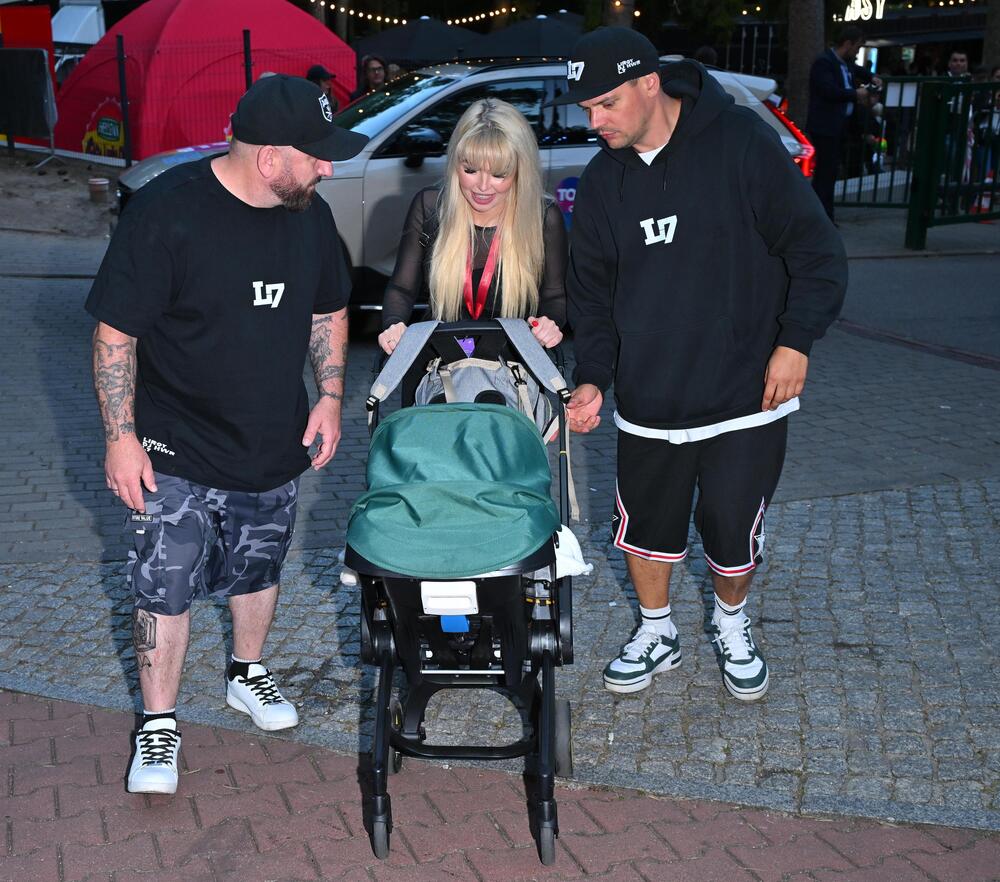 Liroy z młodziutką żoną i maleńkim dzieckiem za kulisami Sopotu. Dorota to piękność