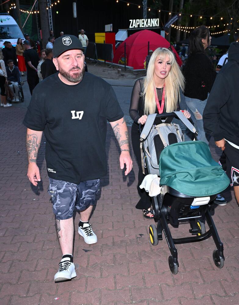 Liroy z młodziutką żoną i maleńkim dzieckiem za kulisami Sopotu. Dorota to piękność