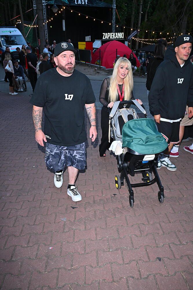 Liroy z młodziutką żoną i maleńkim dzieckiem za kulisami Sopotu. Dorota to piękność