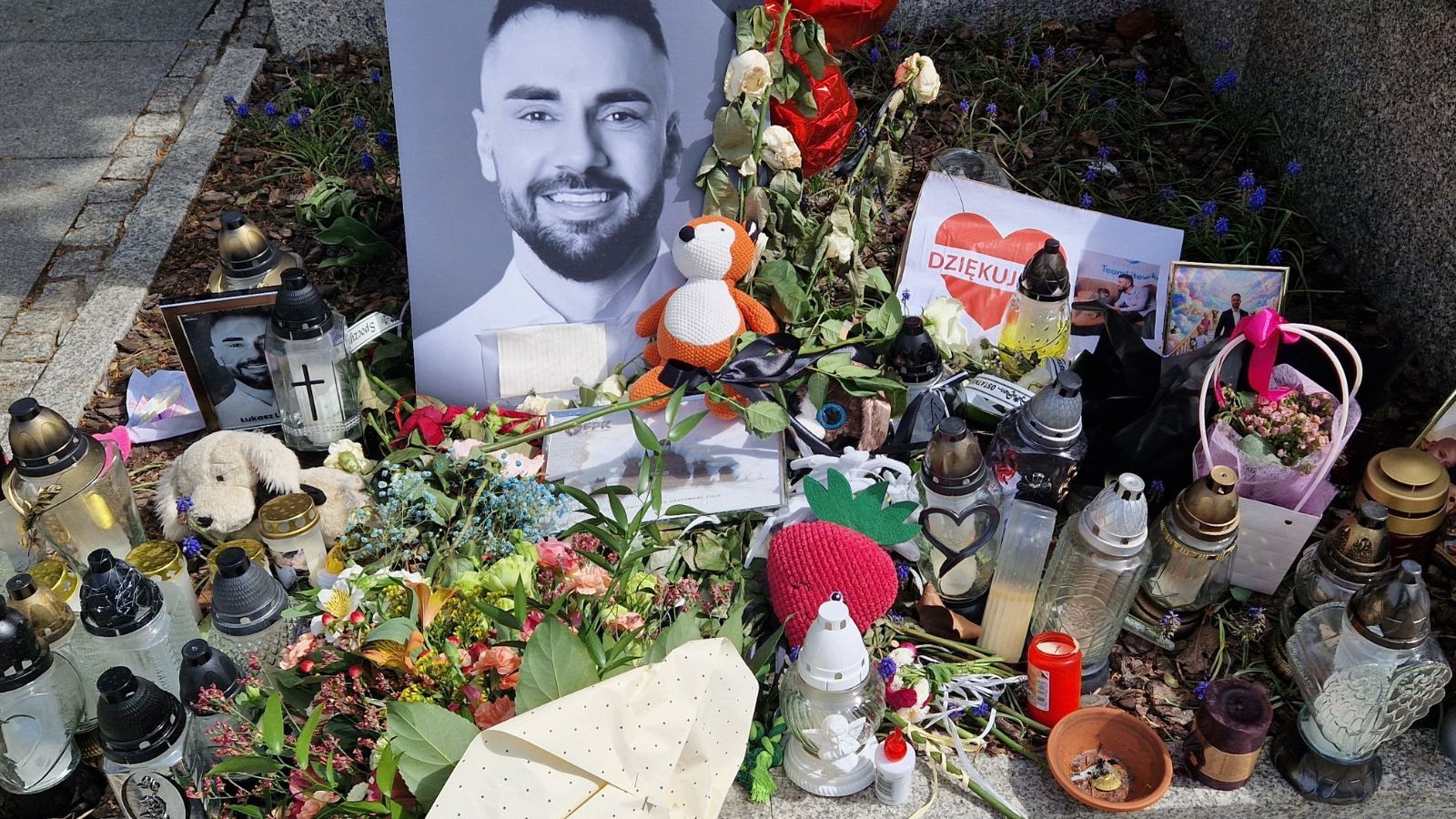 Fakt podał: "Spłonął grób Łukasza Litewki". Chmury dymu nad cmentarzem