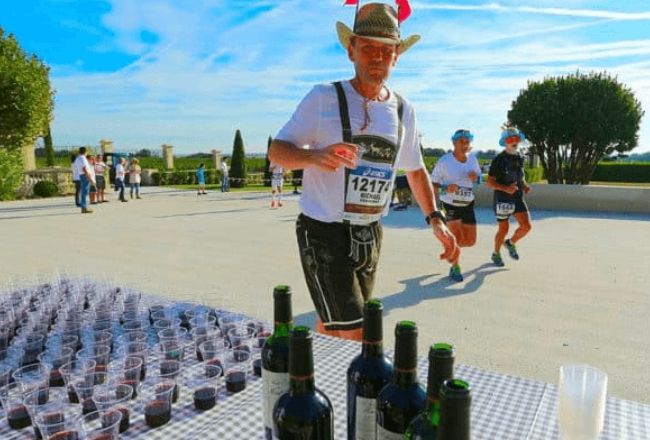 Le marathon en France auquel tout le monde veut participer.  Au lieu de l’eau, les concurrents reçoivent du vin et du fromage