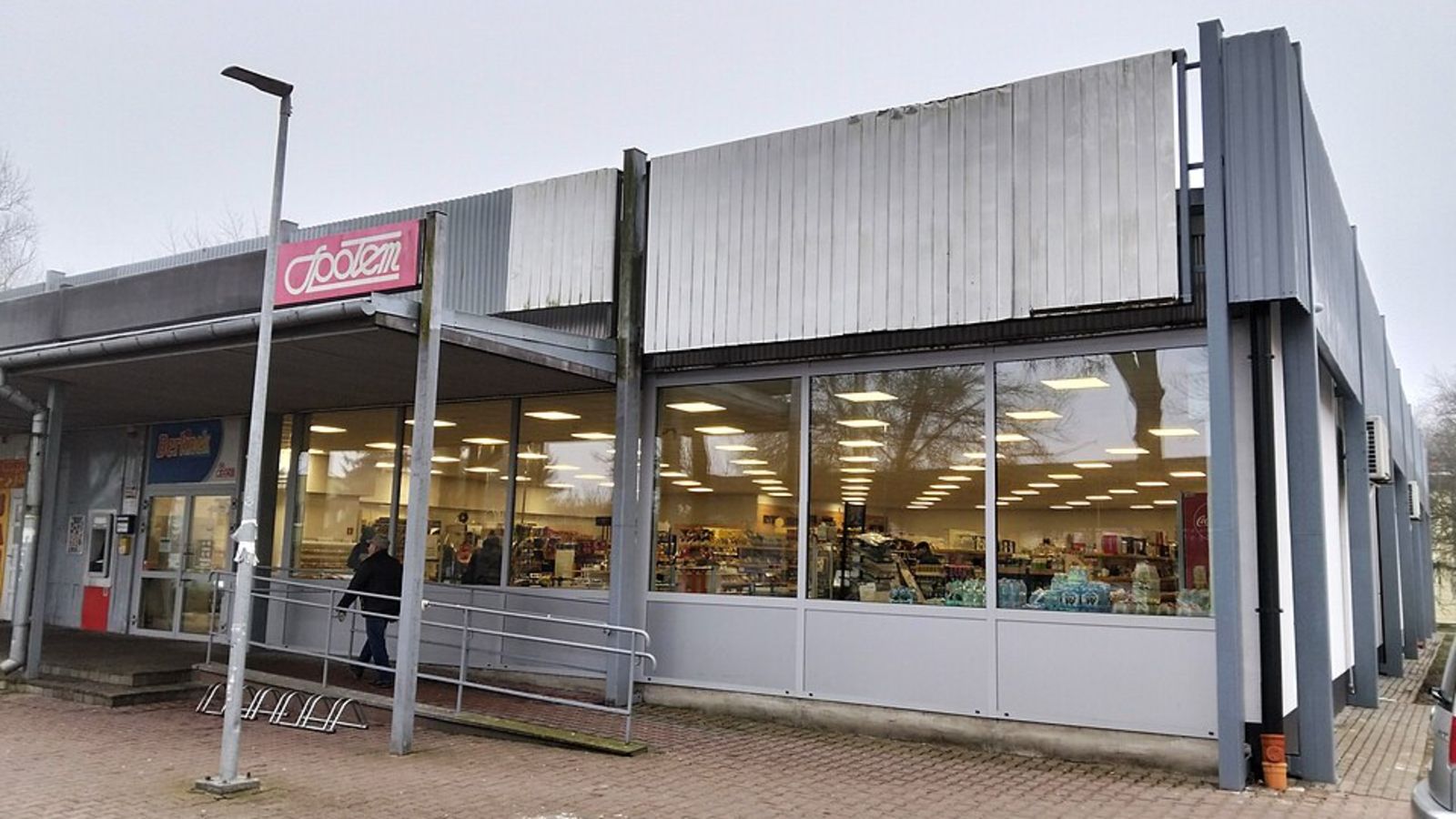 To już koniec polskiej legendy? Znana sieć się kurczy, sklepy znikają w kolejnych miastach