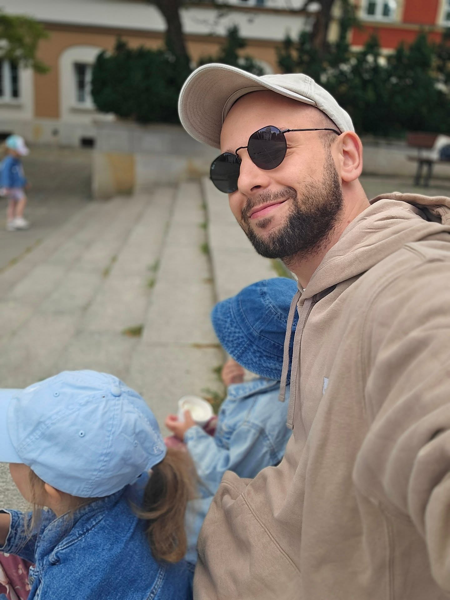 Agnieszka Kaczorowska na ściankach z Rogacewiczem. Były mąż zajmuje się córkami