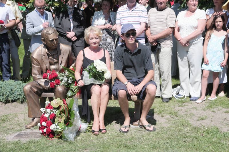 Nie uwierzycie, kim jest synowa Zawadzkiej. Wszyscy Polacy znają jej twarz