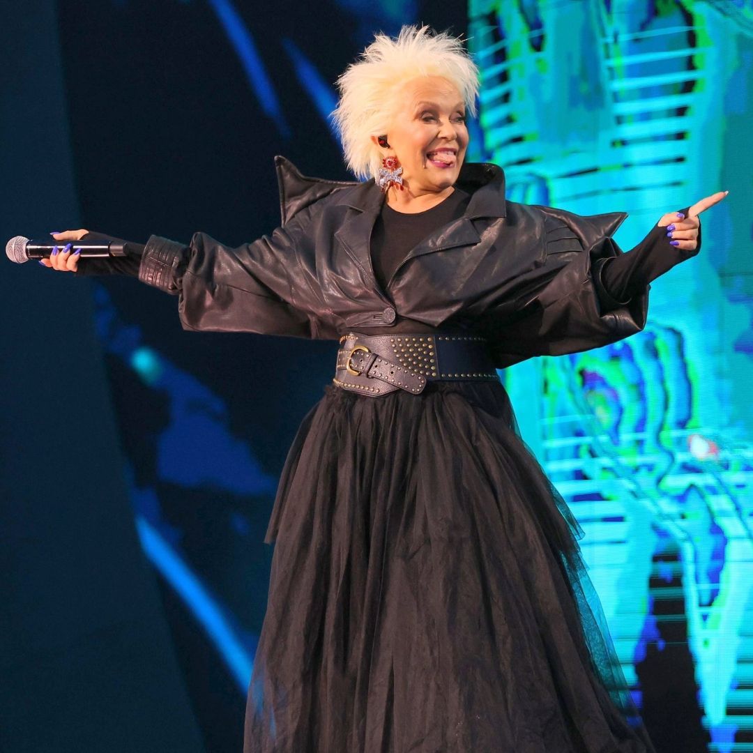 68-letnia Małgorzata Ostrowska w obcisłych ubraniach szaleje na scenie. Figura modelki!