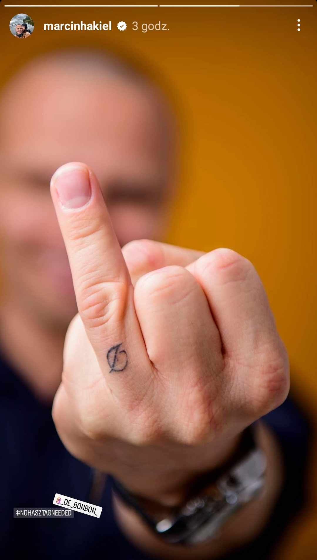 Marcin Hakiel pokazał palec, fot. Instagram