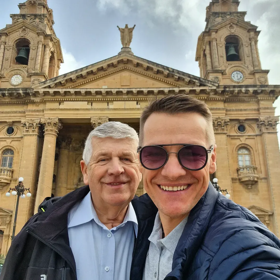 Nikt dotychczas nie wiedział, jak wygląda tata braci Mroczek. Tym zajmuje się zawodowo
