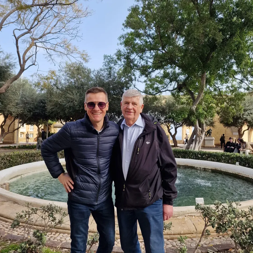 Nikt dotychczas nie wiedział, jak wygląda tata braci Mroczek. Tym zajmuje się zawodowo