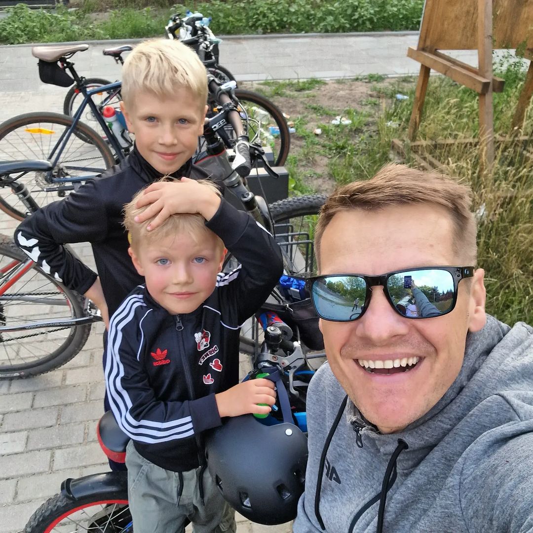 Marcin Mroczek z synami Ignacym i Kacprem, fot. Instagram