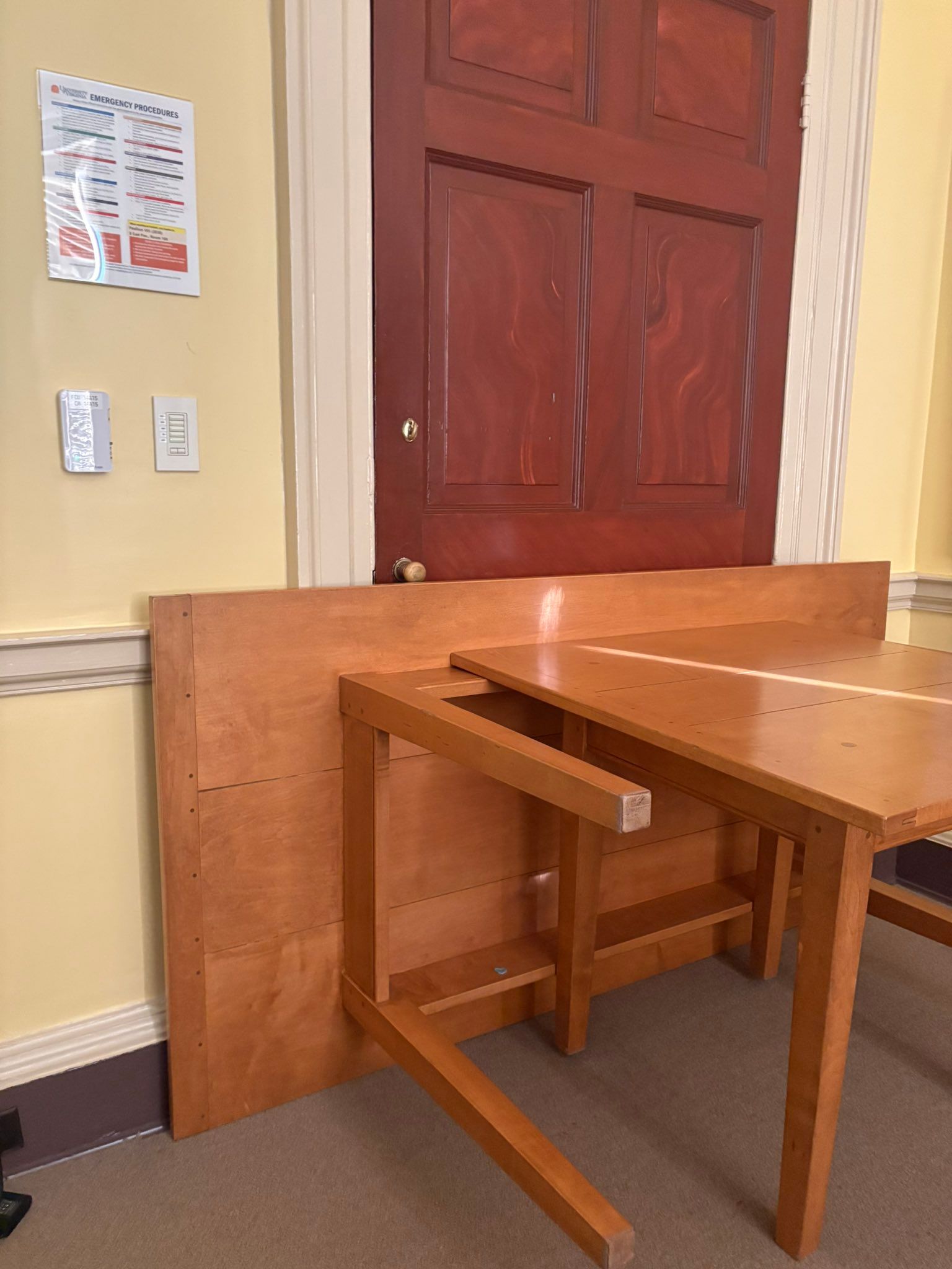 Wstrząsające sceny. Córka polskiego dziennikarza zabarykadowana w sali wykładowe