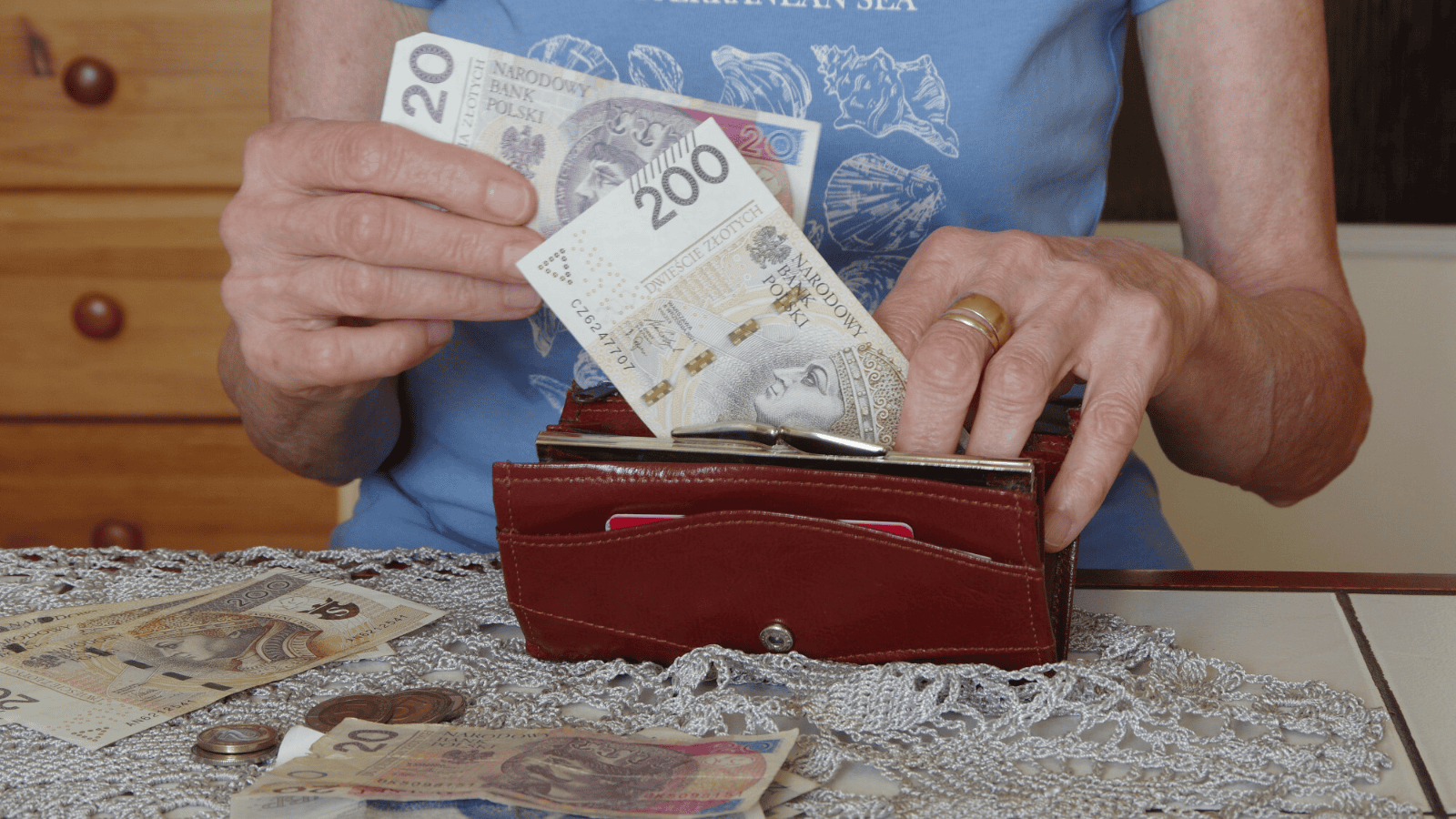 Pilne wieści dla seniorów, zacznie się 1 marca. Chodzi o waloryzację emerytur, tyle dostaną "na rękę"