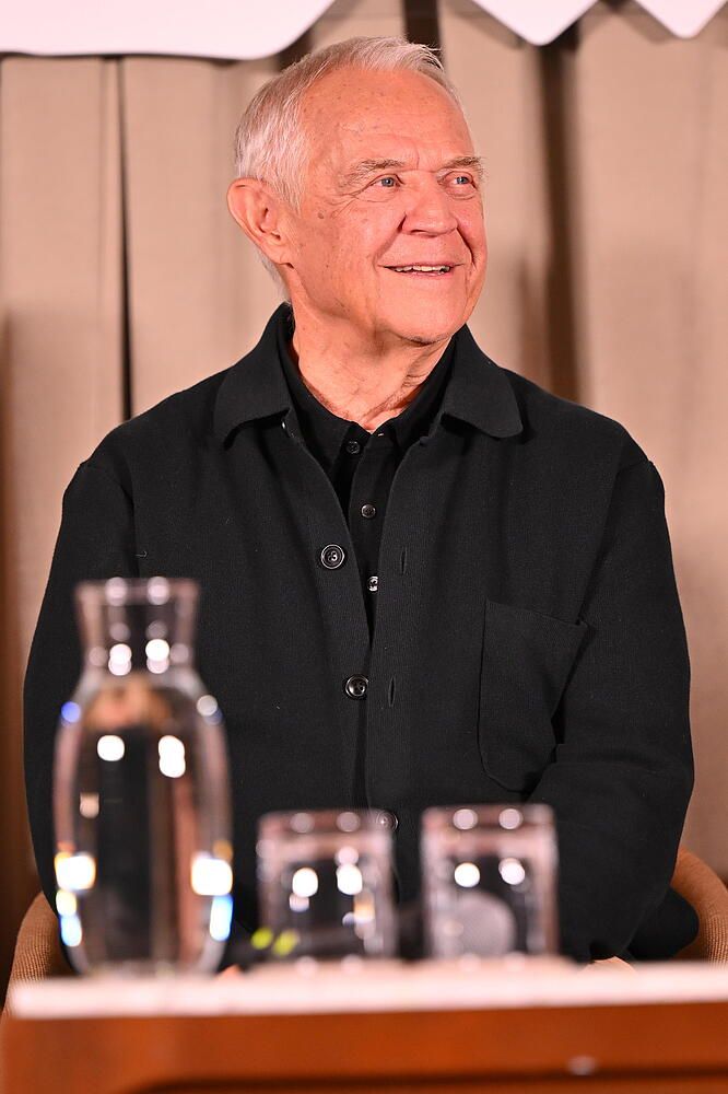 Zrobili zdjęcia 75-letniemu Kondratowi. Uwagę zwracają jego dłonie, szczegół od razu rzuca się w oczy