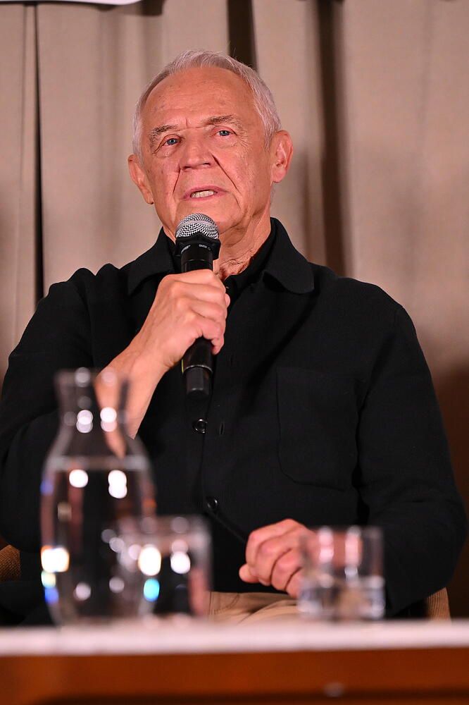 Zrobili zdjęcia 75-letniemu Kondratowi. Uwagę zwracają jego dłonie, szczegół od razu rzuca się w oczy