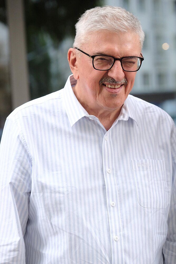 Polacy go uwielbiają, a jego nazwisko zna każdy. Mało kto poznaje, kim jest mężczyzna ze zdjęcia