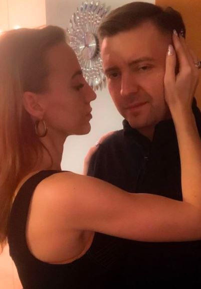 Aktor rozwodzi się po 20 latach. Przyznał się do romansu. Do sądu wpłynął pozew