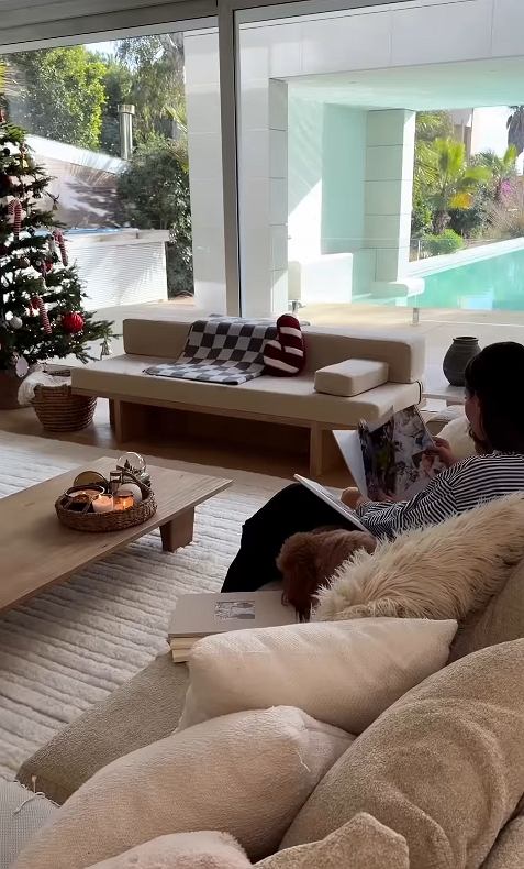 Marina Szczęsna chciała pochwalić się choinką. Jeden szczegół w tle rzuca się w oczy