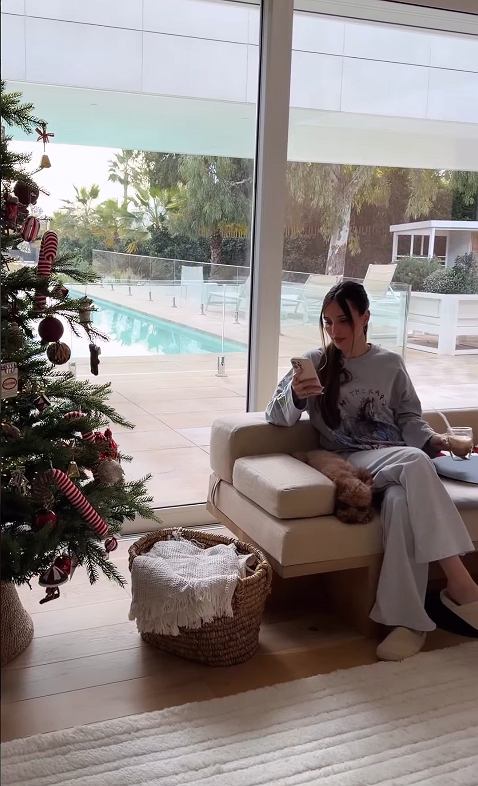 Marina Szczęsna chciała pochwalić się choinką. Jeden szczegół w tle rzuca się w oczy