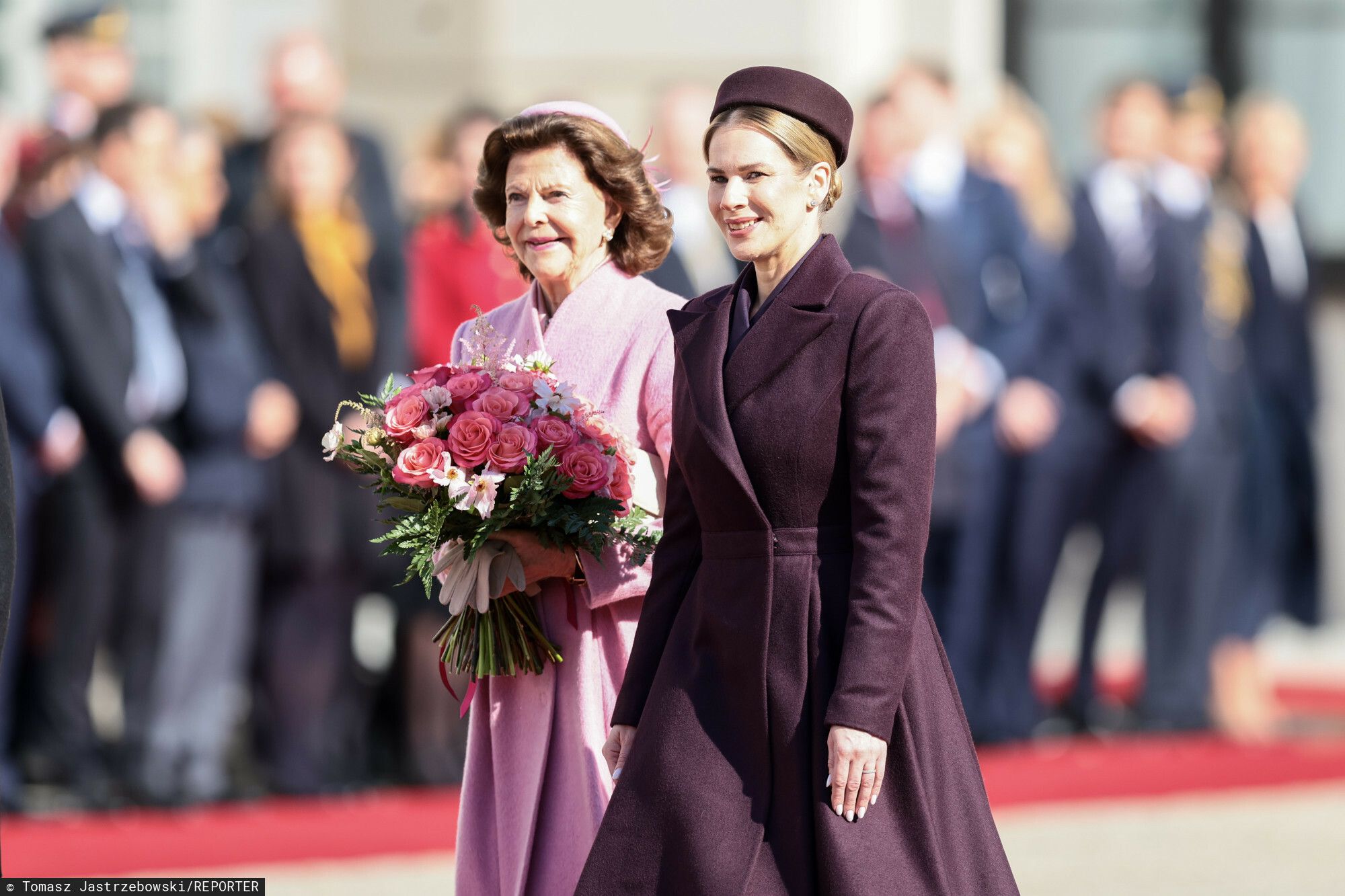 Zdjęcia nagle obiegły sieć. Nawrocka i królowa Szwecji udały się w wyjątkowe miejsce. Kroczyły razem, jak przyjaciółki