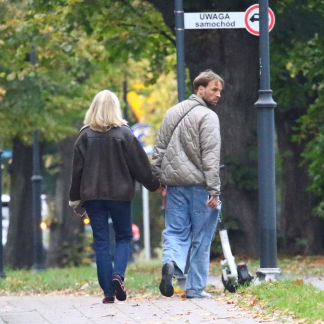 Mama Julii Wieniawy przyłapana z o 19 lat młodszym gwiazdorem. Nie brakowało czułości