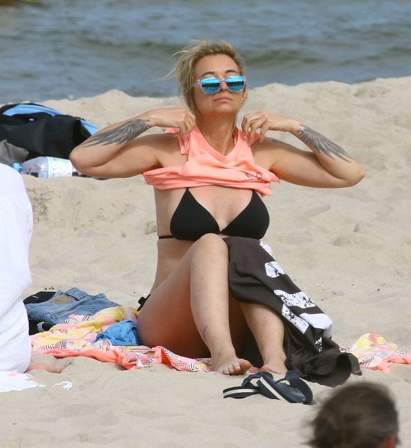 Martyna Wojciechowska w bikini na plaży fot. Świat Gwiazd Exclusive.jpg