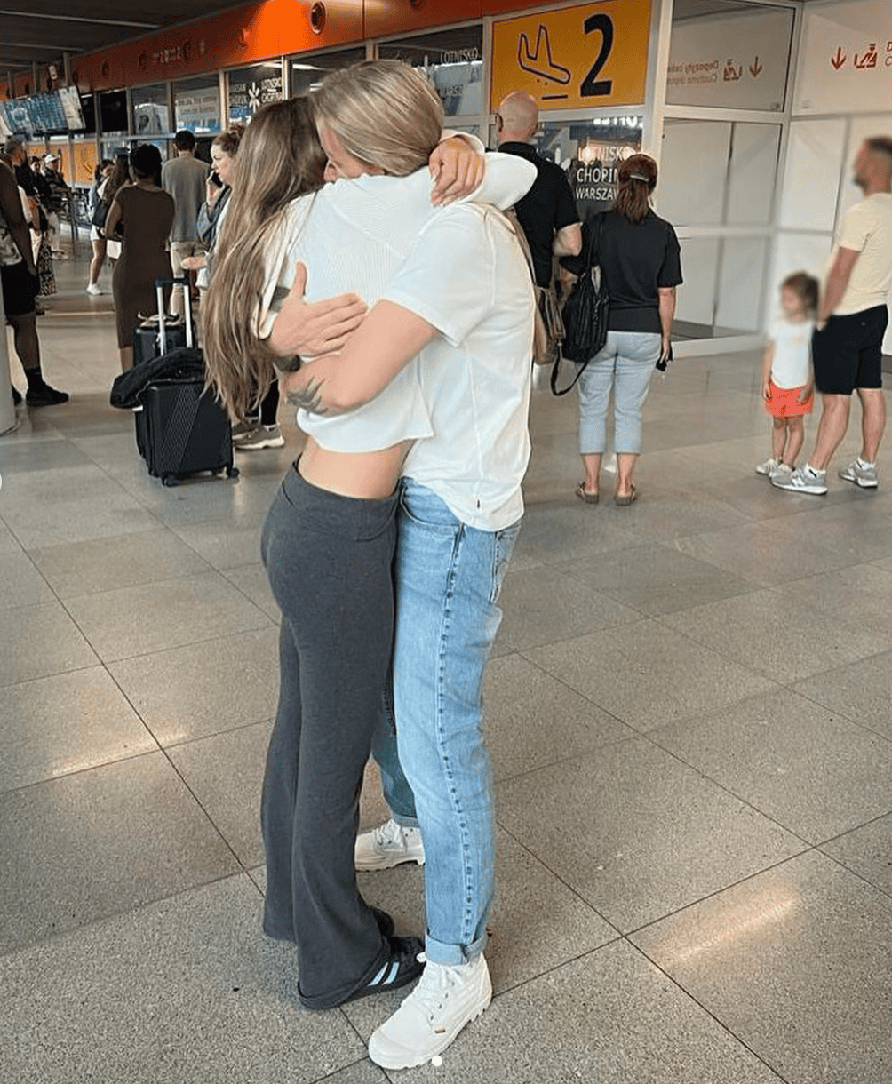 Martyna Wojciechowska z córką na lotnisku