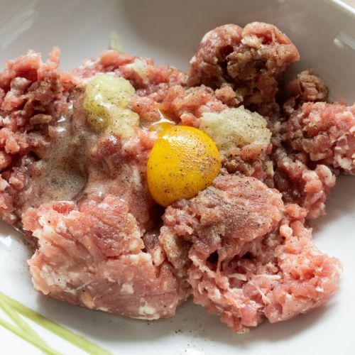 Pokrój w drobną kostkę i wrzuć do masy na mielone. Dawno nie jadłem lepszych kotletów