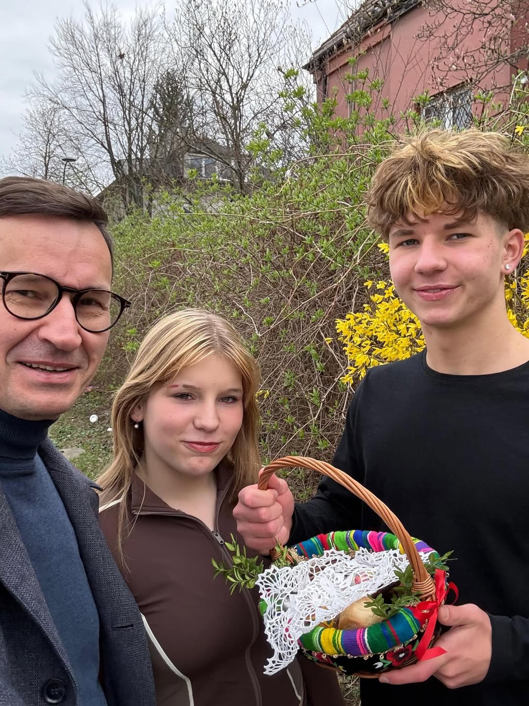 Morawiecki pochwalił się nastoletnimi dziećmi. Pofarbowane włosy, kolczyki... Ale się zmieniły!