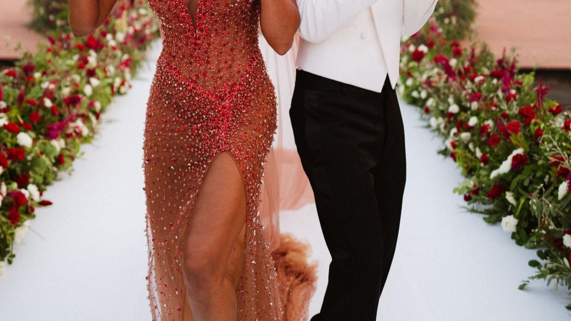 Ślub w czerwonej sukience! Gwiazda zaskoczyła zdjęciami. A to niespodzianka