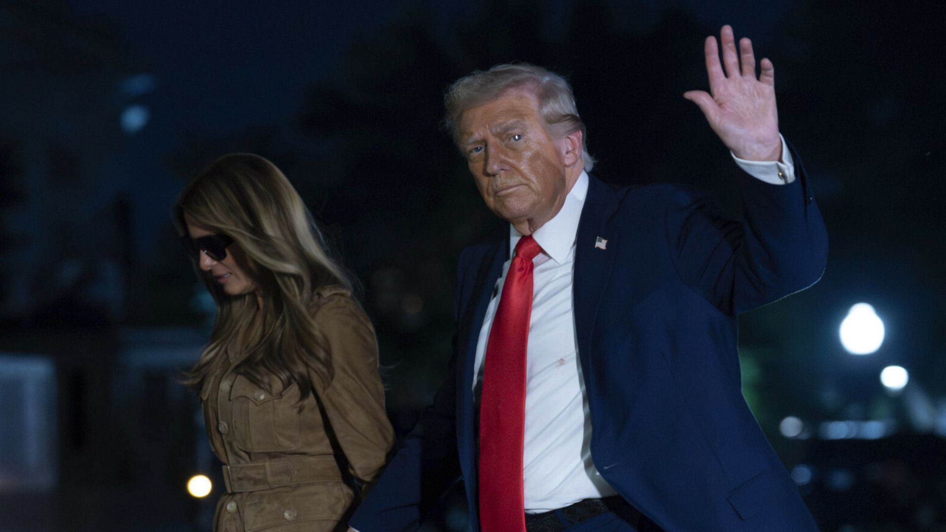 Niepojęte, co zrobiła Melania Trump na lotnisku. Ludzie łapią się za głowy