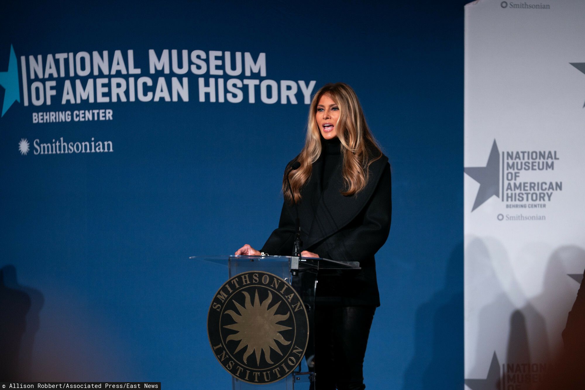 Wyszła na uroczystą kolację bez sukni! Zdjęcie widział cały świat. Miała na sobie tylko to
