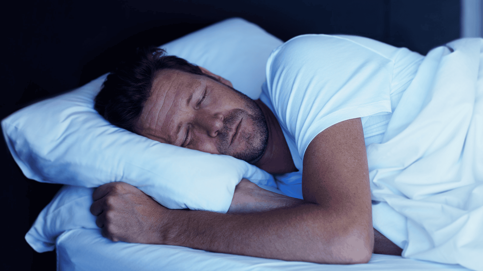 Budzisz się często w nocy? To nie jest normalne. Może brakować Ci ważnego hormonu