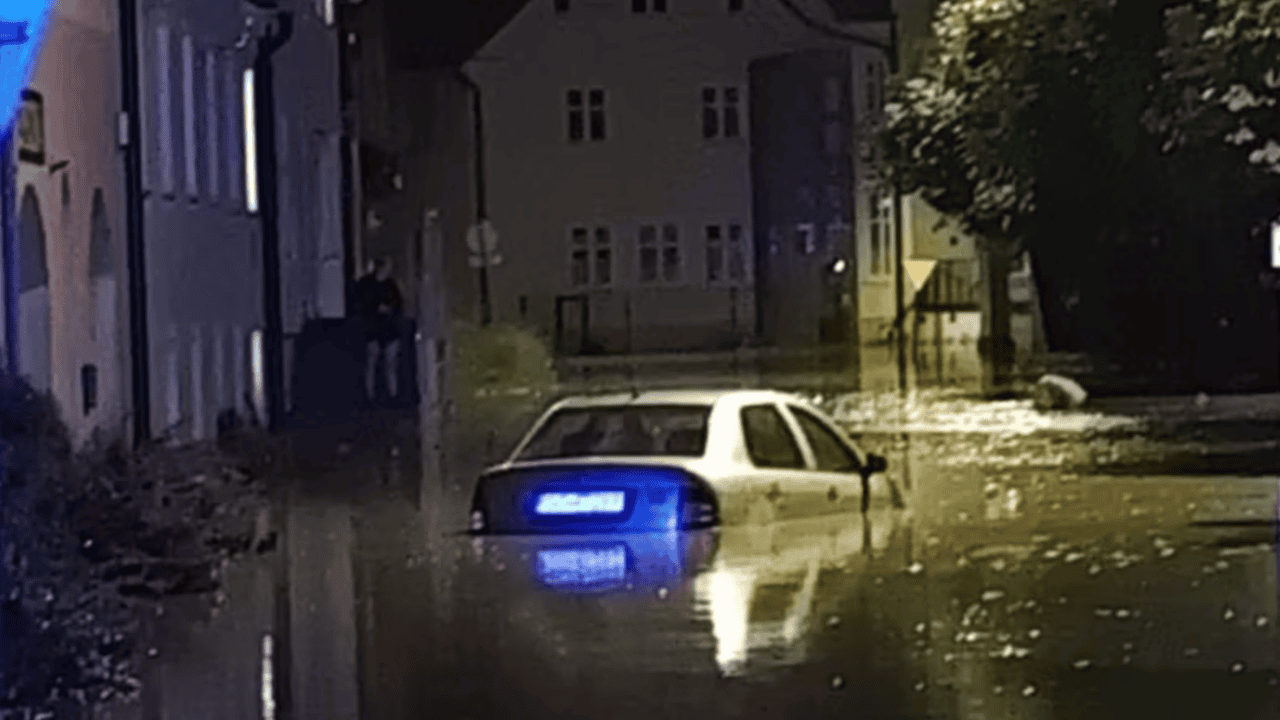 Kolejna polska miejscowość pod wodą. Zalane ulice, mieszkańcy przeżywają dramat