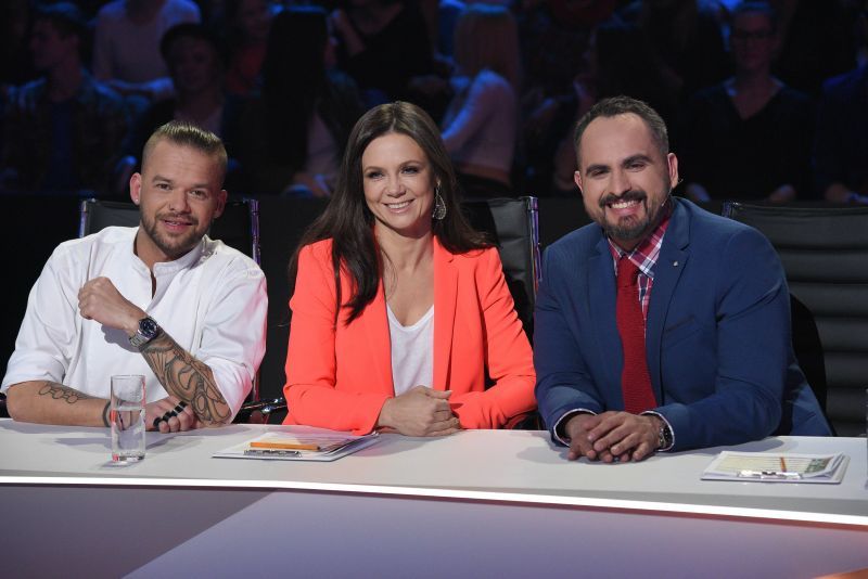 Gwiazda TVN ogłosiła koniec. Przyłapana w objęciach znanej piękności!