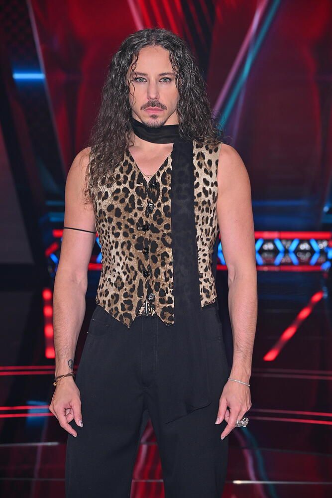 Szpak w drapieżnym wydaniu pręży się przed kamerami. Ale mięśnie