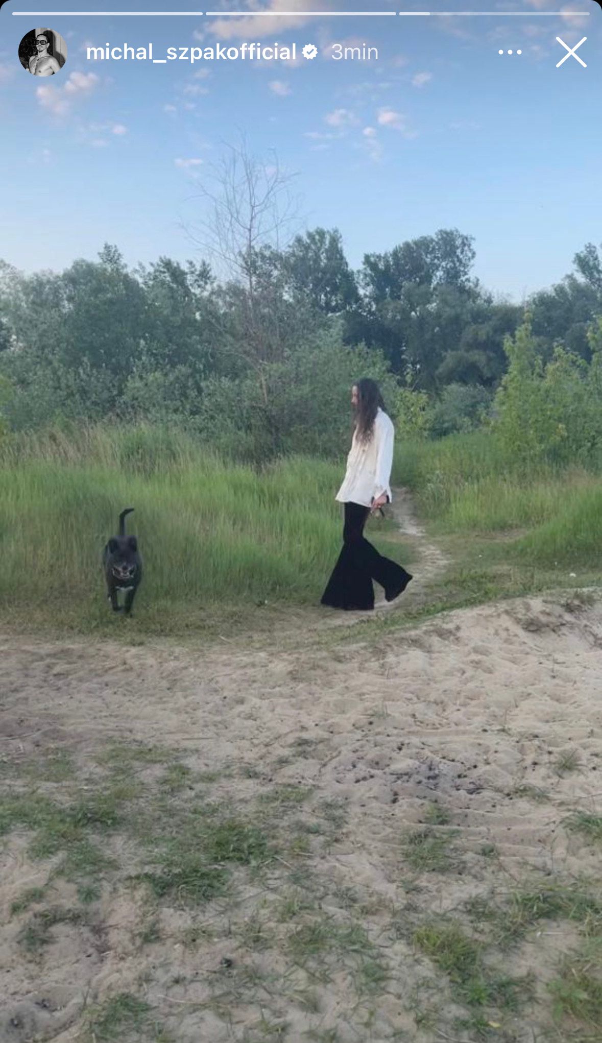 Michał Szpak z psem na spacerze na plaży