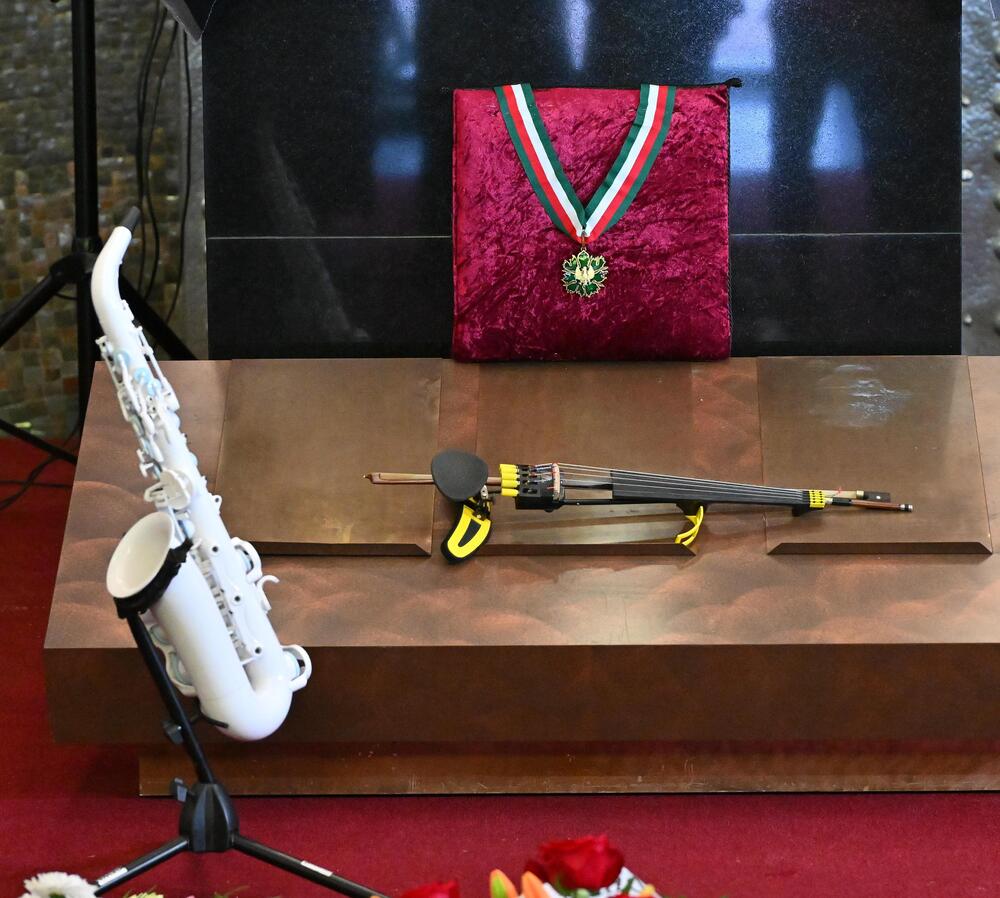 Był znakiem rozpoznawczym Urbaniaka, postawili go przy grobie jazzmana. Niezwykły widok