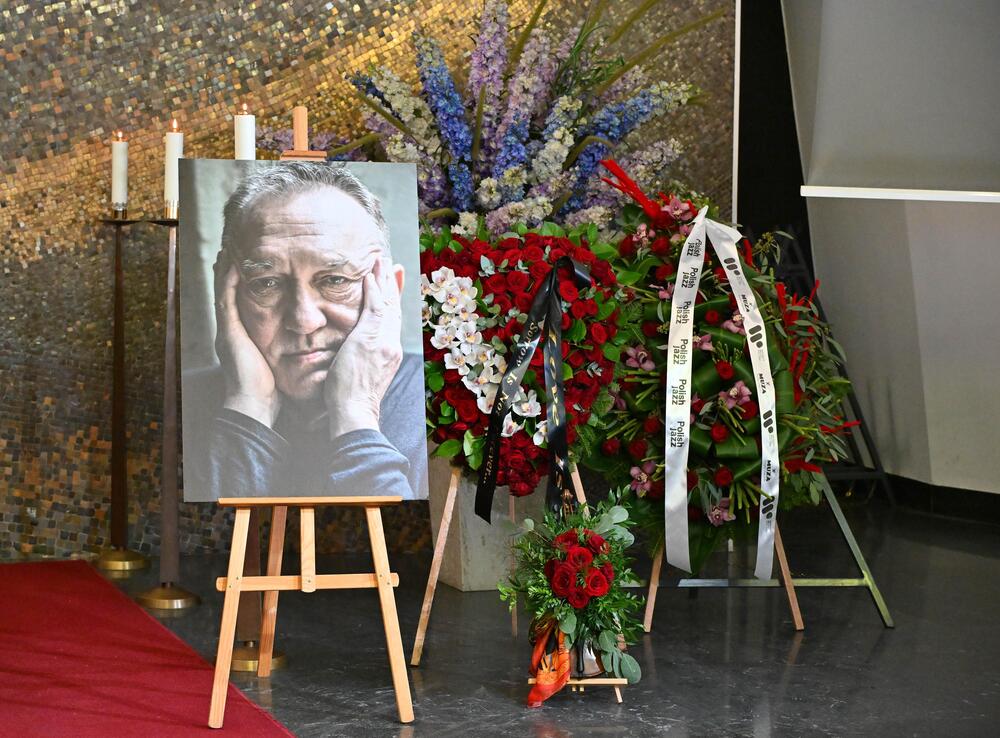 Był znakiem rozpoznawczym Urbaniaka, postawili go przy grobie jazzmana. Niezwykły widok