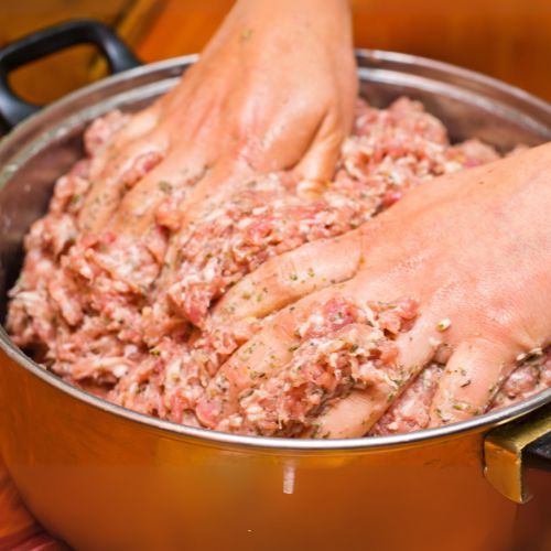 Zetrzyj na tarce i wrzuć do masy na mielone. Latem zawsze tak robię kotlety