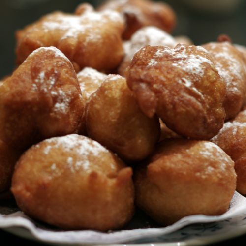 Pyszne mini pączki posypane cukrem pudrem