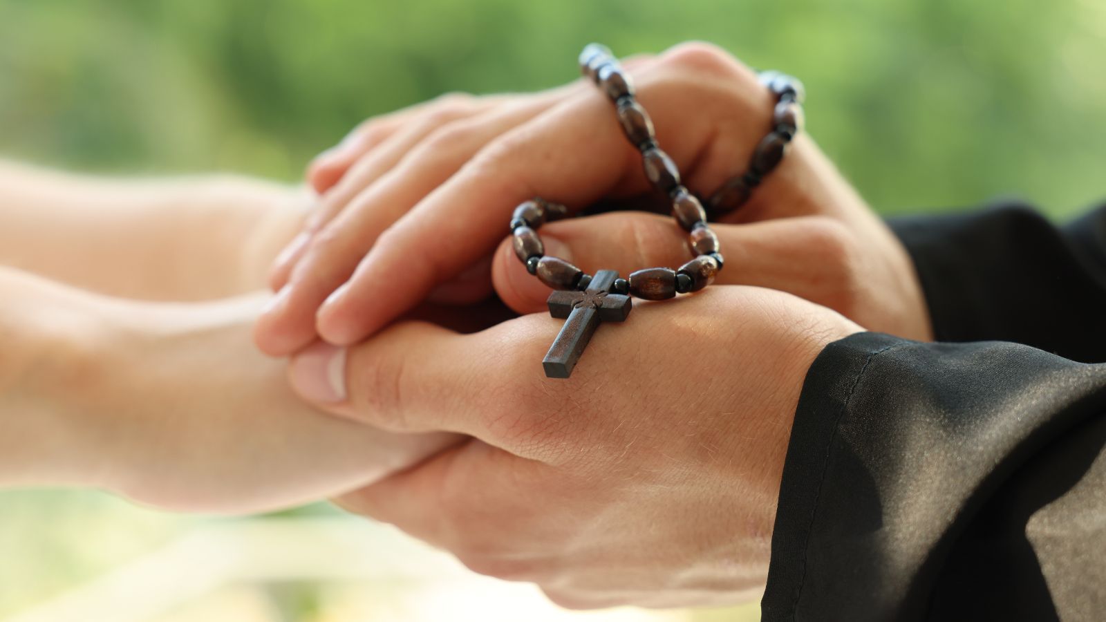 Fikcyjny zakon wykorzystany do omijania przepisów o zatrudnianiu cudzoziemców – sprawa dotyczy współpracownika PiS