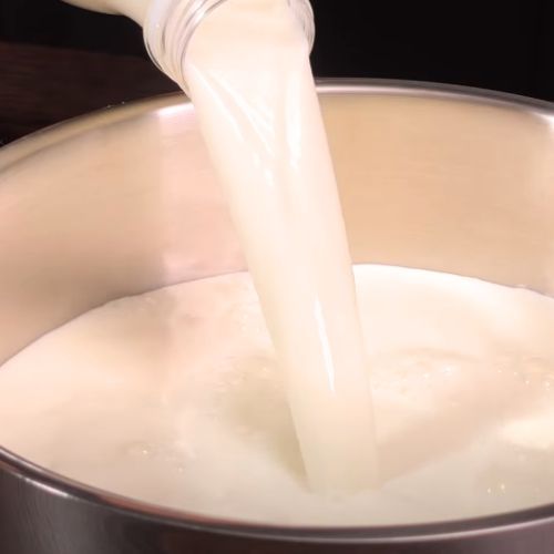 Mleko i dwa produkty wytarcza by zrobić ser.jpg